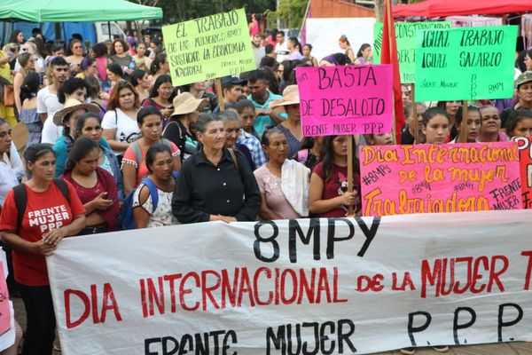 Mujeres exigen respeto a su trabajo durante masiva marcha