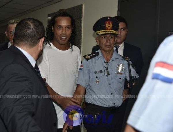 Ordenan detención de Ronaldinho Gaúcho y su traslado a la Agrupación