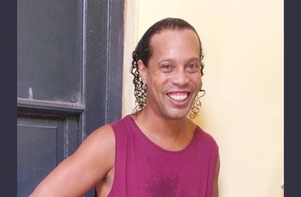 HOY / Defensa de Ronaldinho califica su detención como "arbitraria, abusiva e ilegal"