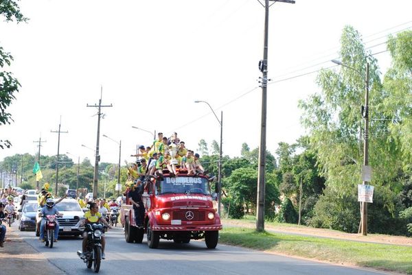 Multitudinaria caravana recibe al campeón de futsal - ABC en el Este - ABC Color