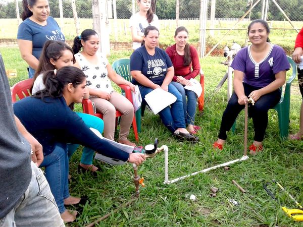 Plomera se destaca en su comunidad