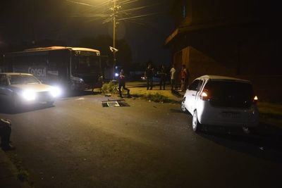 Choque entre colectivo y móvil de Uber deja un herido y daños materiales - Nacionales - ABC Color