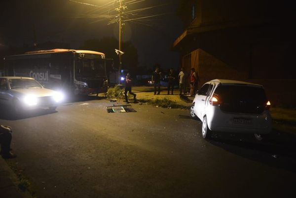 Choque entre colectivo y móvil de Uber deja un herido y daños materiales - Nacionales - ABC Color