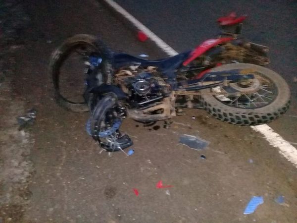 Violento choque entre moto y automóvil se cobró una joven vida - Nacionales - ABC Color