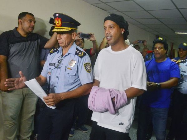 Justicia se puso dura y negó salida al astro Ronaldinho - Judicial - ABC Color