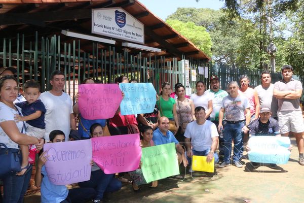 Padres denuncian falta de docentes en escuela
