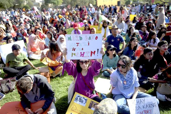 Mujeres reclaman igualdad en su día