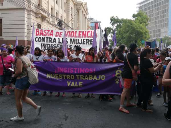 "Nos están asesinando", grito de centenares de mujeres en marcha en Asunción » Ñanduti