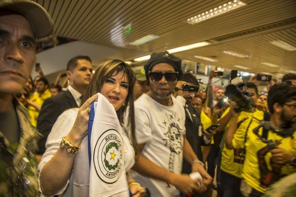 Abogado de Dalia López cae en contradicciones con respecto a Ronaldinho - Nacionales - ABC Color