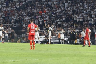 'Pollo', expulsado por un polémico y obsceno gesto al público de Olimpia