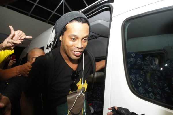 Ronaldinho recibió en prisión la visita de 50 niños