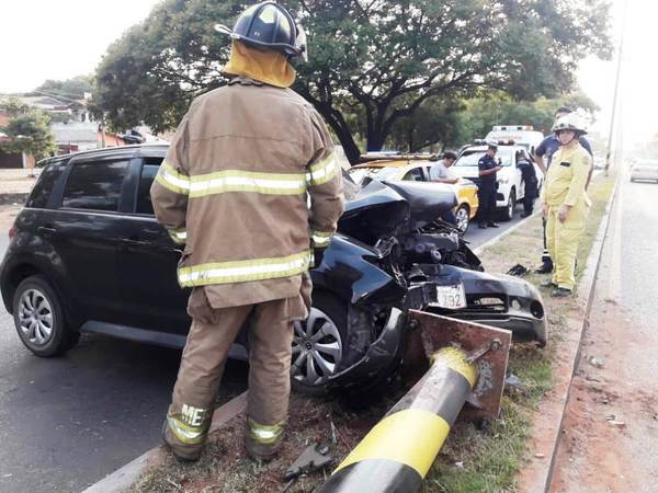 Policía derriba columna en avenida luqueña •