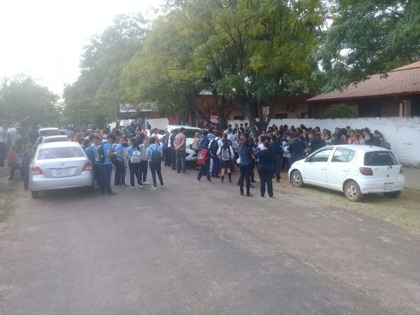 Padres toman escuela de Guarambaré - Nacionales - ABC Color