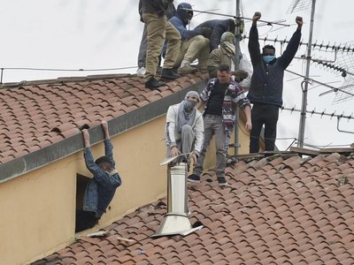 Mueren 6 presos en Italia tras restricciones por coronavirus