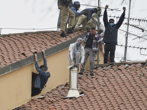 Mueren 6 presos en Italia tras restricciones por coronavirus