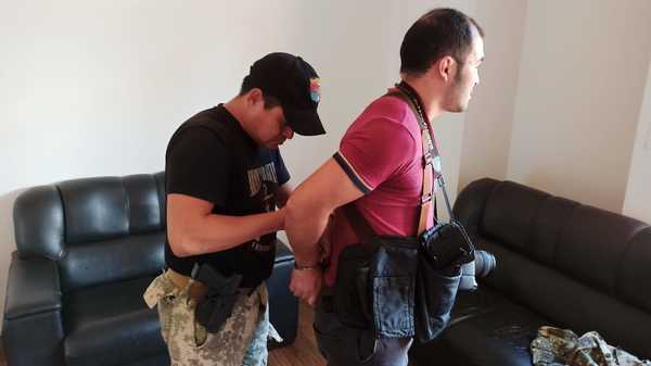 Aduaneros y Marinos golpean, roban y detienen a FOTOGRAFO
