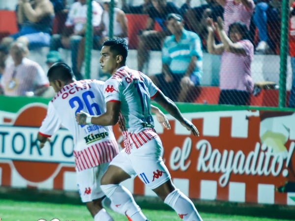 Derechazo para el golazo del Pomelo Santiago Vera