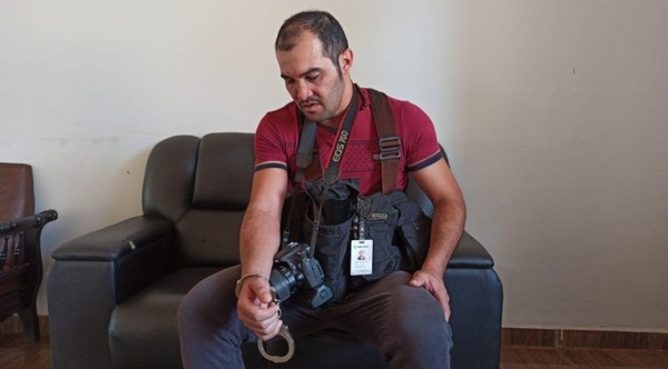 Marinos golpean y detienen a reportero gráfico por quitar fotos "sin permiso" - Paraguay Informa