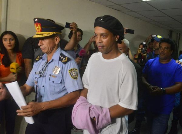 Hay dinero depositado por Ronaldinho en una cuenta del BNF - Nacionales - ABC Color