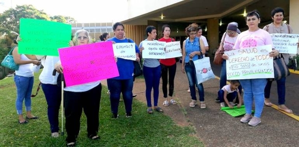 HOY / La Asociación de Paciente con Cáncer y Familiares se reúne con el viceministro de Salud tras la falta de medicamentos oncológicos