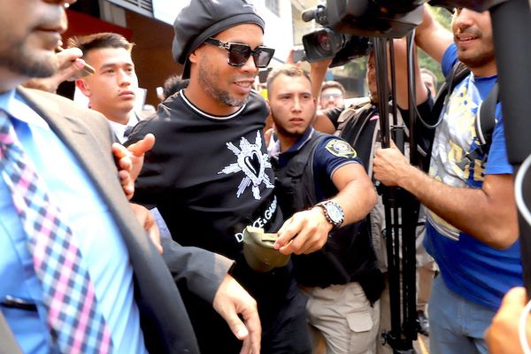 Ex astro del fútbol Ronaldinho y su hermano insisten en quedar libres