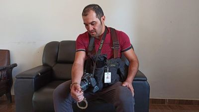 Marinos esposan y golpean a reportero gráfico de La Nación