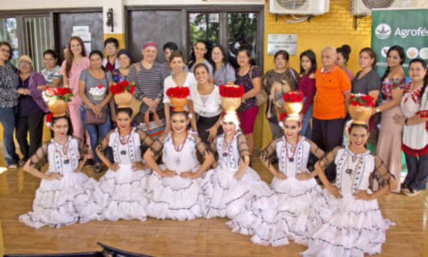 » Agrofértil celebró el día de la mujer paraguaya entregando donaciones