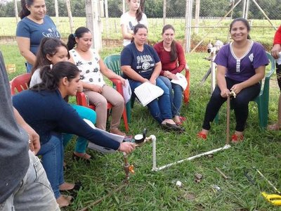 Doña plomera enseña oficio a otras mujeres | Crónica