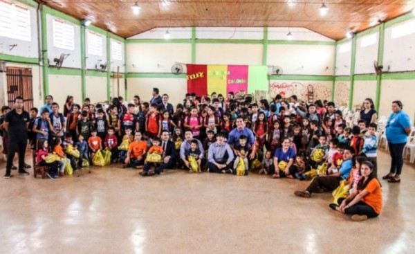 Shopping París entrega kits escolares, mesas y sillas a hogar de niños