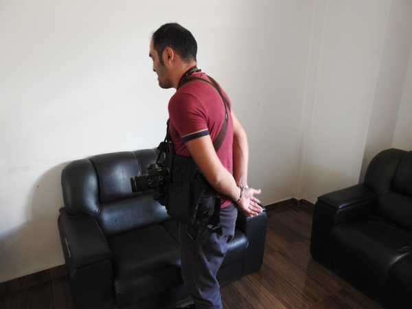 Marinos detienen, esposan y golpean a periodista por tomar fotos en la Aduana