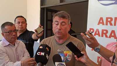 Periodistas deben pedir PERMISO al prepotente capitán de la Marina, Walter Díaz, para trabajar en CDE