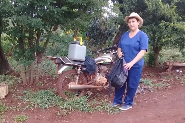 La enfermera que "casa por casa" mantiene a raya los virus hace 33 años en Itapúa - Paraguay Informa