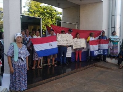 Adultos mayores toman oficina regional de Hacienda