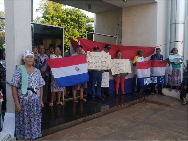 Adultos mayores toman oficina regional de Hacienda