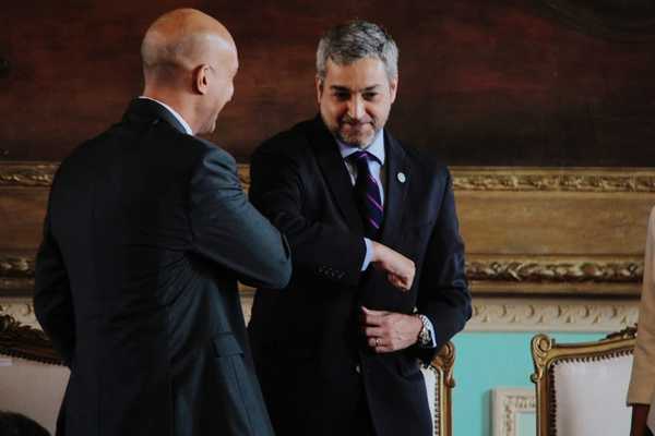 Nuevo saludo para evitar coronavirus