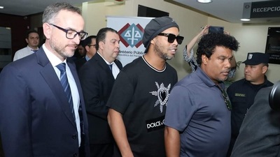 Ronaldinho y su hermano seguirán con prisión preventiva
