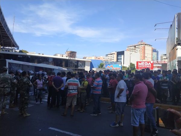 Paseros y periodistas se manifiestan en Ciudad del Este