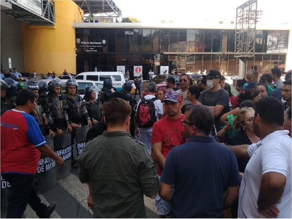 Paseros protestan contra controles de COIA en el Puente de la Amistad