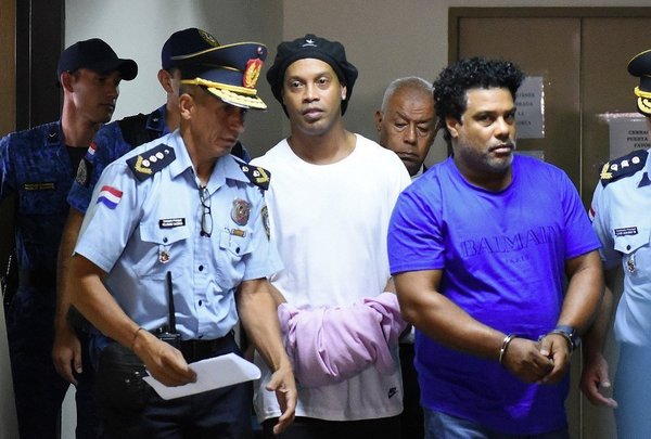 Ronaldinho seguirá preso. Juez Amarilla ratificó la prisión preventiva - ADN Paraguayo