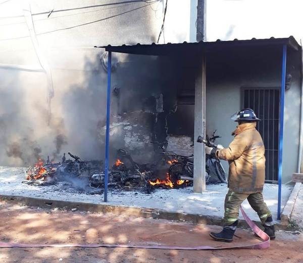 Fuego consume 4 motos frente a escuela luqueña •