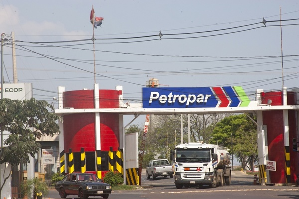 Petropar no reducirá precios de combustibles. Baja de costos internacionales del petróleo no incide en Paraguay, dicen - ADN Paraguayo