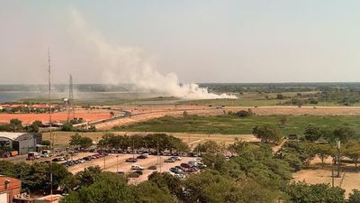 Incendio en esterales de la Bahía de Asunción vuelve a contaminar el aire - Nacionales - ABC Color