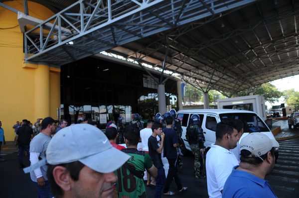 Paseros se manifestaron en el acceso a zona primaria - Noticde.com