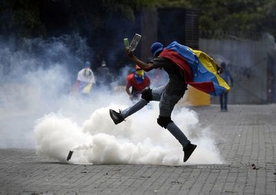 Policía de Venezuela dispersa con gases protesta opositora