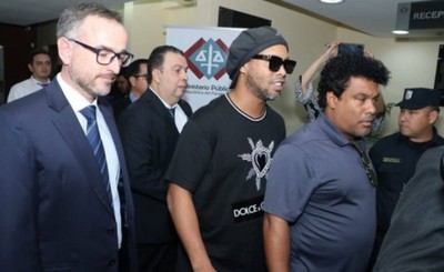 Caso Ronaldinho: Hermanos de Assis Moreira seguirán en prisión