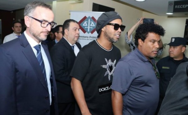 Caso Ronaldinho: Hermanos de Assis Moreira seguirán en prisión