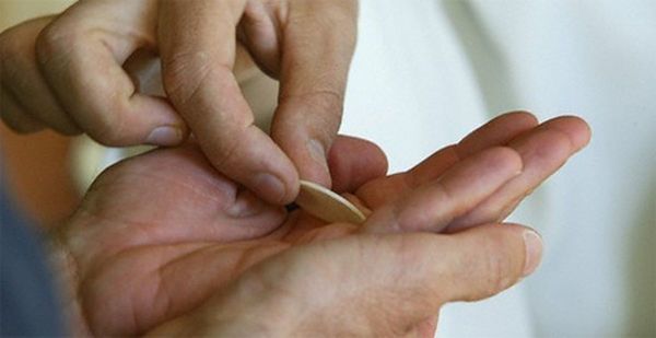 Coronavirus: Obispo recomienda recibir comunión en la mano