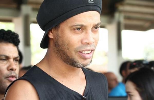 Los días de Ronaldinho en prisión: usa un baño comunitario pero no come lo mismo que los demás presos - SNT