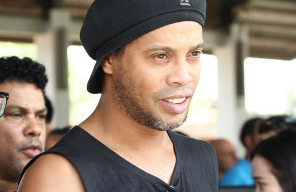 Los días de Ronaldinho en prisión: usa un baño comunitario pero no come lo mismo que los demás presos - C9N