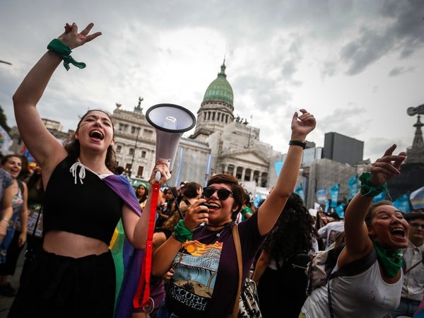 Multitudinaria marcha de mujeres por aborto legal y contra feminicidios en Argentina